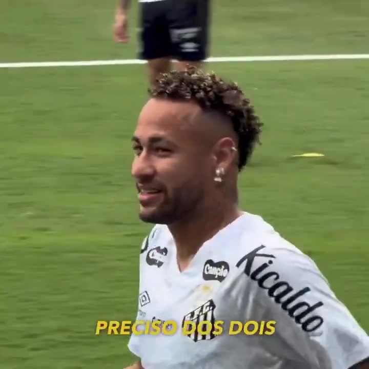 马儿：我要2个🤣球迷大喊：把我的膝盖给你吧 内马尔举手指回应